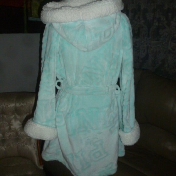 PINK Victoria’s Secret Plush Robe – Light Blue w/ Pink Prints – XS - Picture 4 of 14
